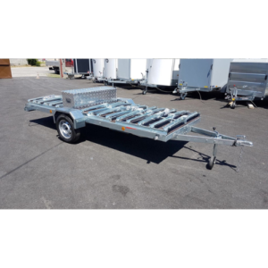 O trailer carrega 15 bicicletas